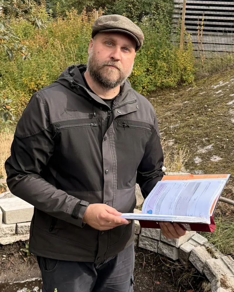 Daniel, miljökonsult på Fastsan, med besiktningsprotokoll ute på fältbesök